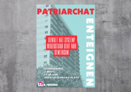 Plakat der Kundgebung "Patriarchat enteignen" vor einer grauen Wand. Das Plakat ist in hellblau und rot gehalten. Die Umrisse eines grauen Hauses sind zu sehen. Weitere Aufschrift: Gewalt hat System! Wiederstand geht nur gemeinsam.  