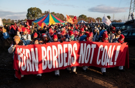 Burn Borders Not Coal- Foto