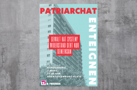 Plakat der Kundgebung "Patriarchat enteignen" vor einer grauen Wand. Das Plakat ist in Pink und Gelb gehalten. Die umrisse eines grauen Hauses sind zu sehen. Weitere Aufschrift: Gewalt hat System! Wiederstand geht nur gemeinsam.  