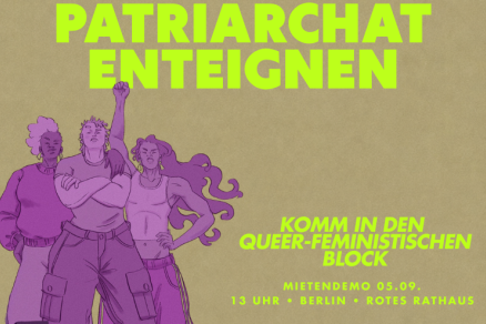 Drei Personen stehen selbstbewusst unter einem markanten gelben Schriftzug, der zur Enteignung des Patriarchats aufruft und für einen queer-feministischen Block auf der Mietendemo am 5. September in Berlin wirbt.